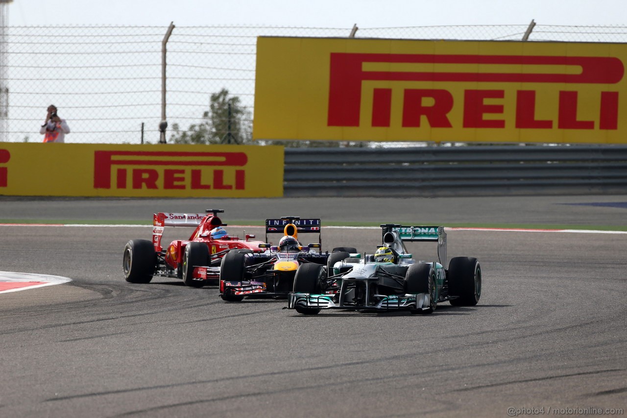 GP BAHRAIN, 21.04.2013- Gara, Fernando Alonso (ESP) Ferrari F138, Sebastian Vettel (GER) Red Bull Racing RB9 e Nico Rosberg (GER) Mercedes AMG F1 W04 