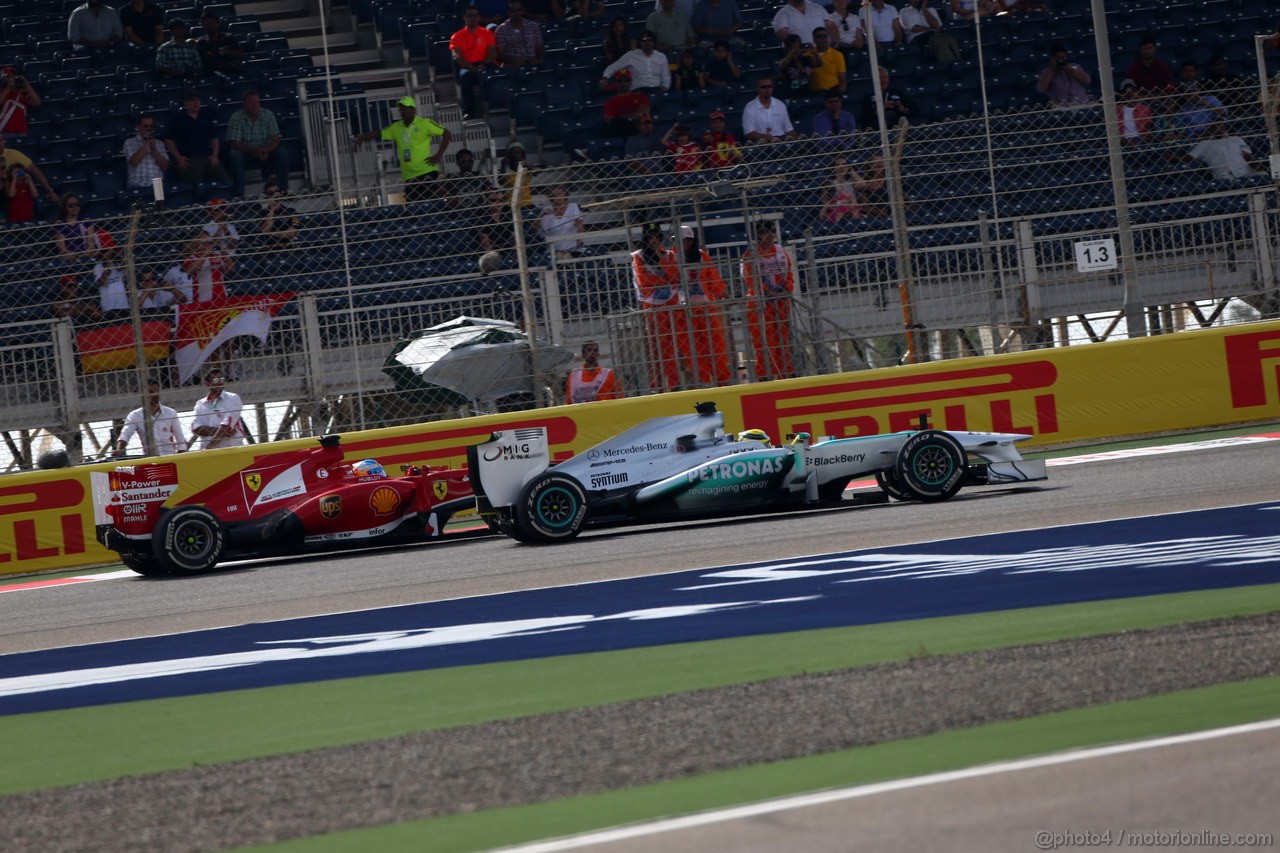 GP BAHRAIN, 21.04.2013- Gara, Fernando Alonso (ESP) Ferrari F138 e Nico Rosberg (GER) Mercedes AMG F1 W04 