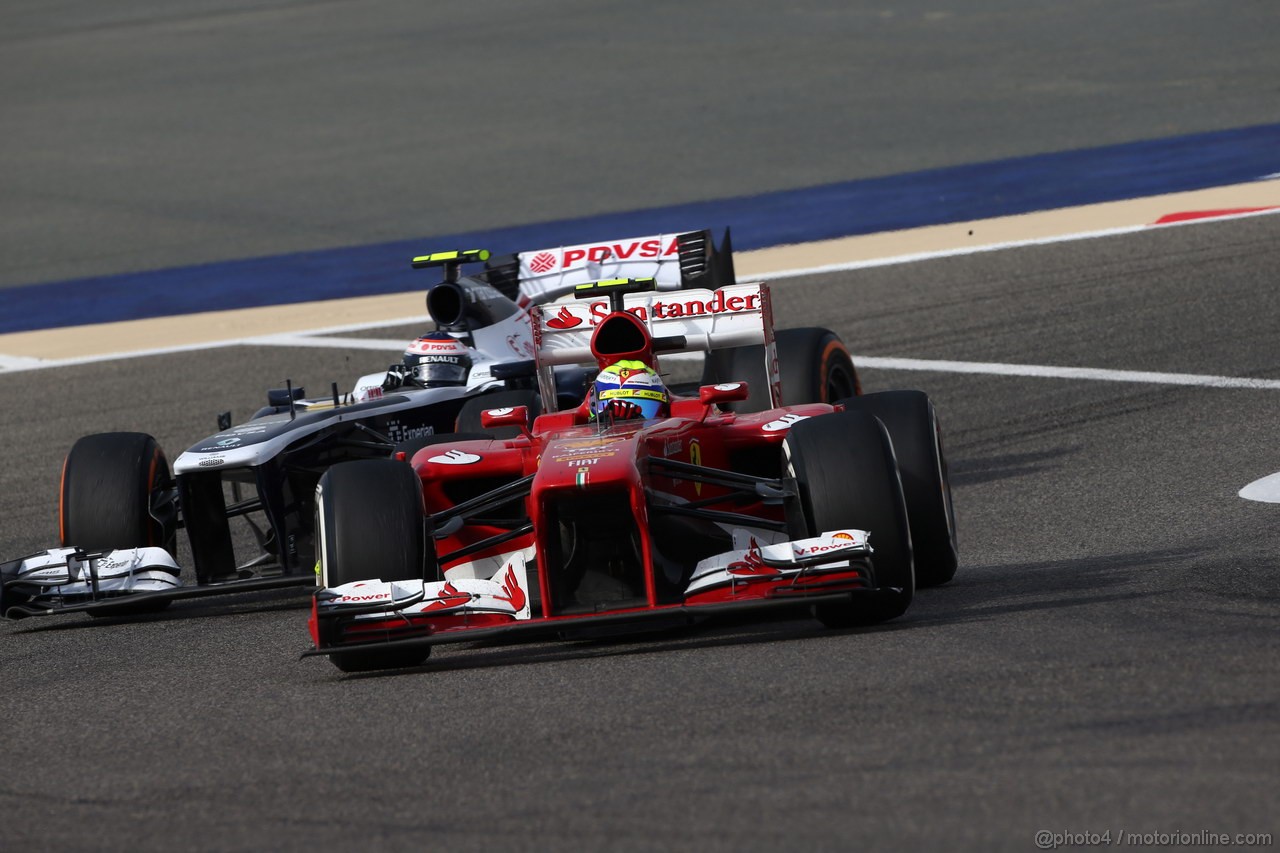 GP BAHRAIN, 21.04.2013- Gara, Valtteri Bottas (FIN), Williams F1 Team FW35 e Felipe Massa (BRA) Ferrari F138 