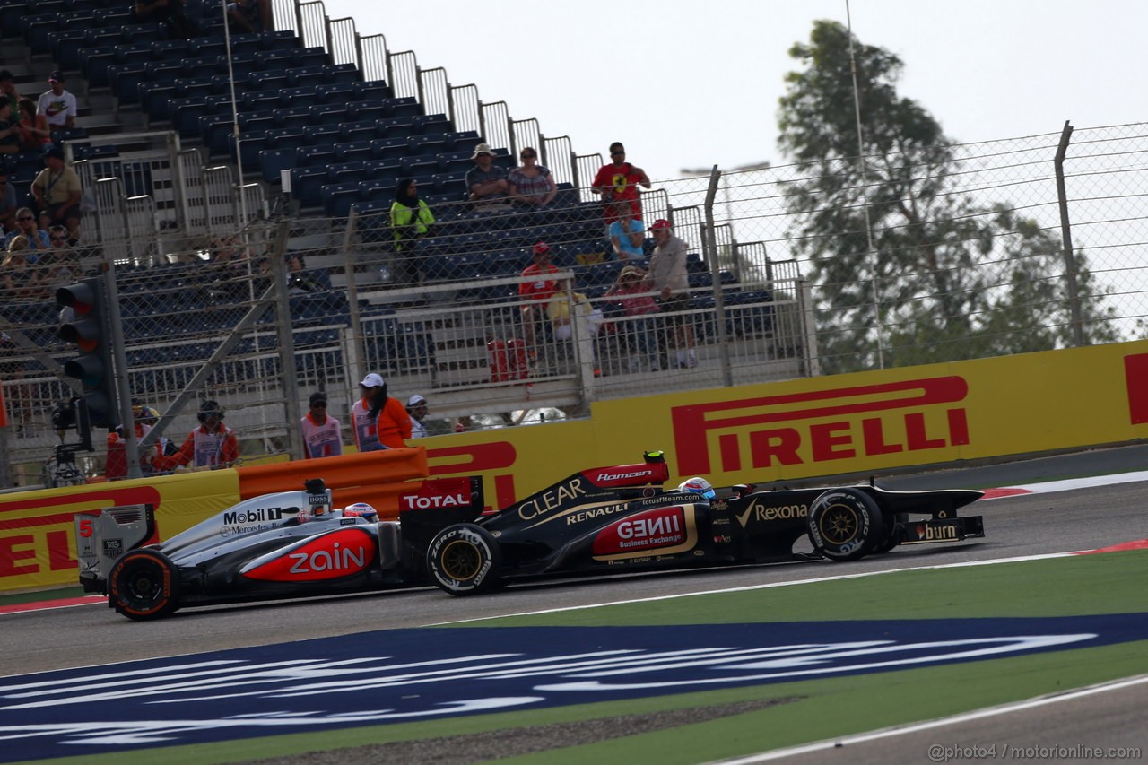 GP BAHRAIN, 21.04.2013- Gara, Jenson Button (GBR) McLaren Mercedes MP4-28 e Romain Grosjean (FRA) Lotus F1 Team E21 