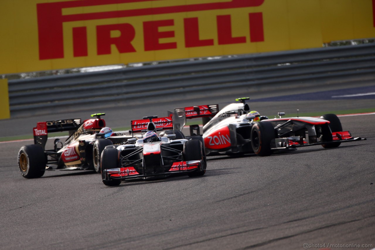 GP BAHRAIN, 21.04.2013- Gara, Jenson Button (GBR) McLaren Mercedes MP4-28 davanti a Romain Grosjean (FRA) Lotus F1 Team E21 e Sergio Perez (MEX) McLaren MP4-28 