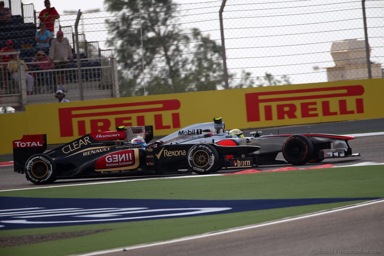 GP BAHRAIN, 21.04.2013- Gara, Romain Grosjean (FRA) Lotus F1 Team E21 e Sergio Perez (MEX) McLaren MP4-28 