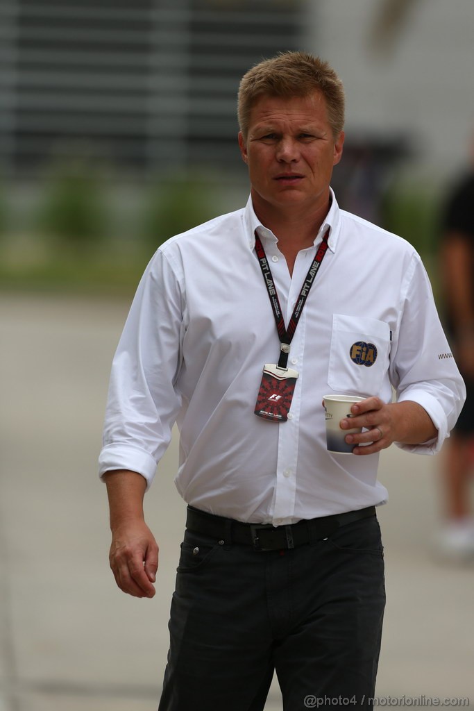 GP BAHRAIN, 20.04.2012- Prove Libere 3, Mika Salo (FIN) FIA Steward.