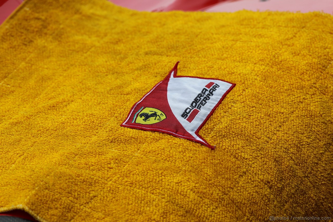 GP BAHRAIN, 20.04.2012- Prove Libere 3, Logo Ferrari