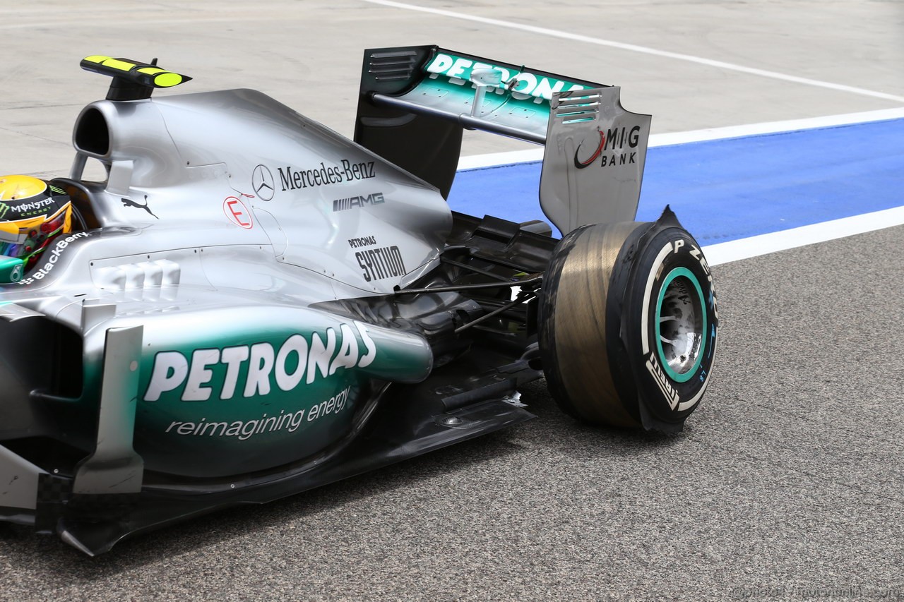 GP BAHRAIN, 20.04.2012- Prove Libere 3, Lewis Hamilton (GBR) Mercedes AMG F1 W04 crashed
