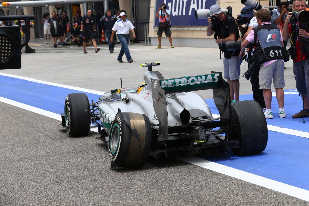GP BAHRAIN, 20.04.2012- Prove Libere 3, Lewis Hamilton (GBR) Mercedes AMG F1 W04 crashed