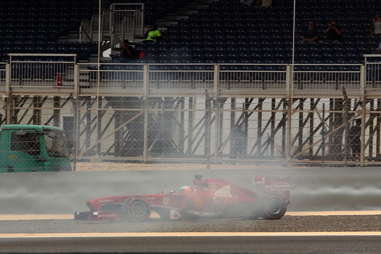 GP BAHRAIN, 20.04.2012- Prove Libere 3, Fernando Alonso (ESP) Ferrari F138 spins
