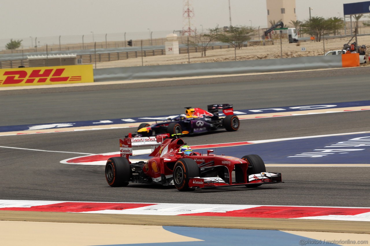 GP BAHRAIN, 20.04.2012- Prove Libere 3, Felipe Massa (BRA) Ferrari F138 davanti a Sebastian Vettel (GER) Red Bull Racing RB9 