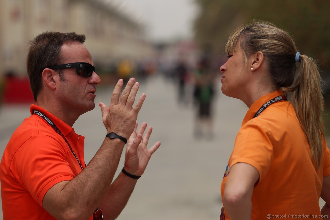 GP BAHRAIN, 20.04.2012- Prove Libere 3, Rubens Barrichello (BRA), TV Globo e Mariana Becker (BRA), TV Globo