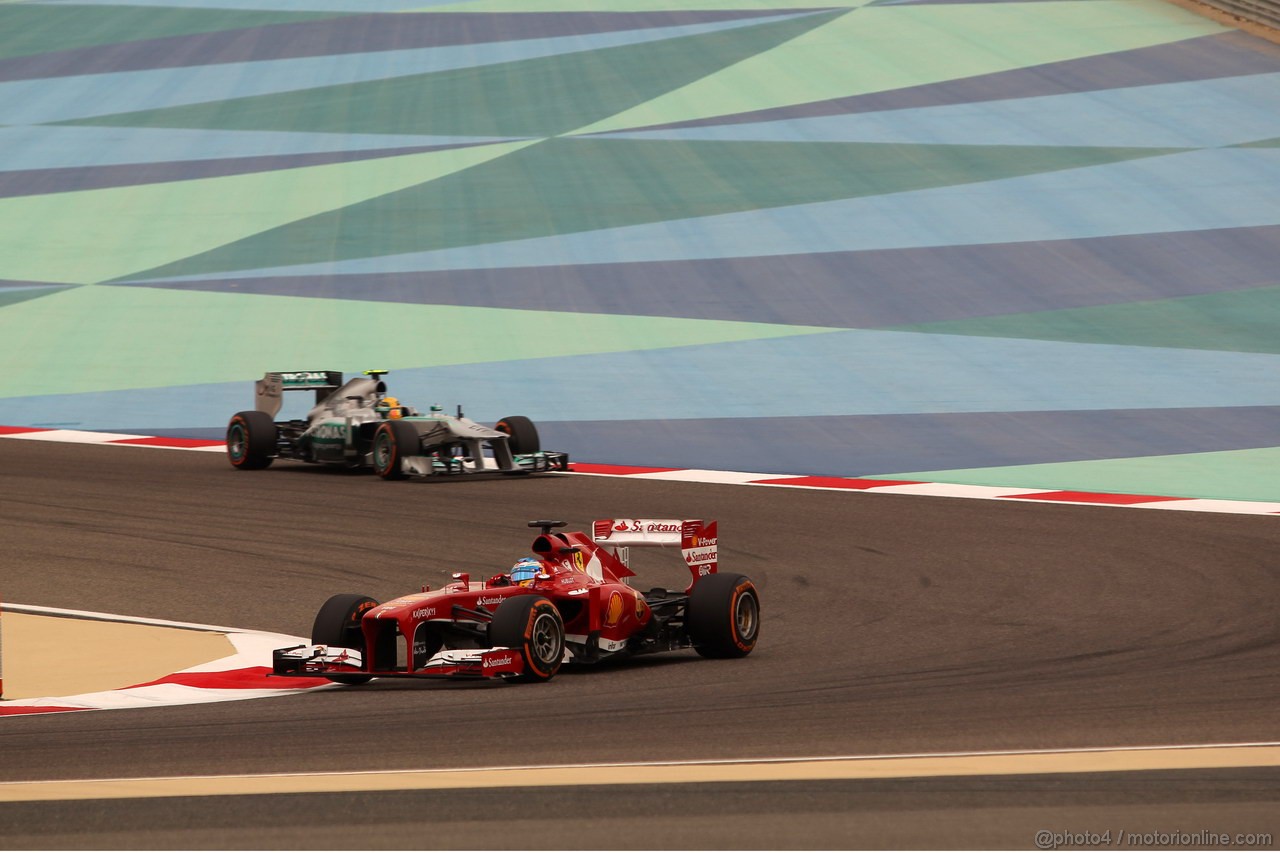 GP BAHRAIN, 20.04.2012- Qualifiche, Fernando Alonso (ESP) Ferrari F138 davanti a Lewis Hamilton (GBR) Mercedes AMG F1 W04 