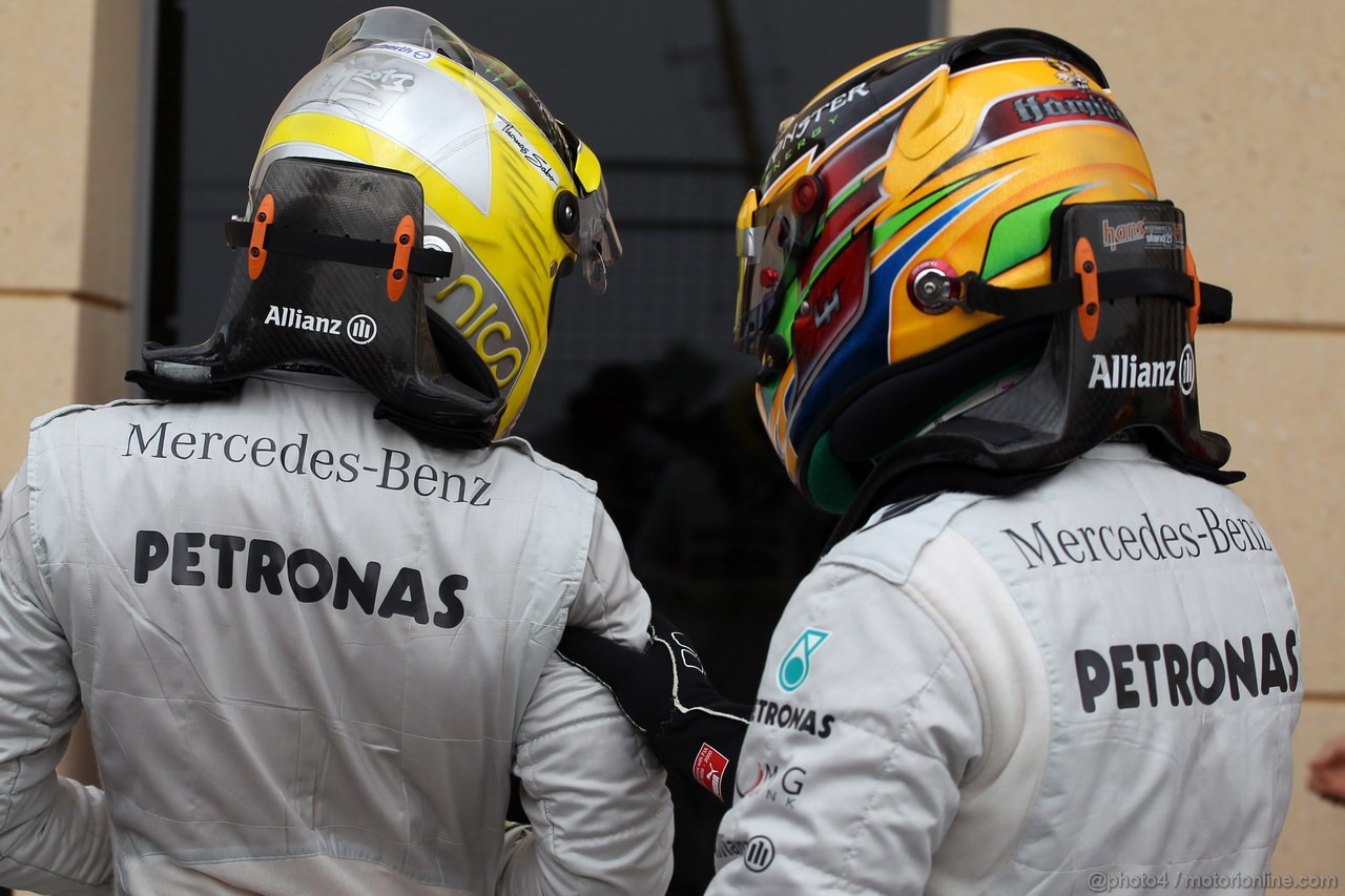 GP BAHRAIN, 20.04.2012- Qualifiche, Nico Rosberg (GER) Mercedes AMG F1 W04 e Lewis Hamilton (GBR) Mercedes AMG F1 W04
