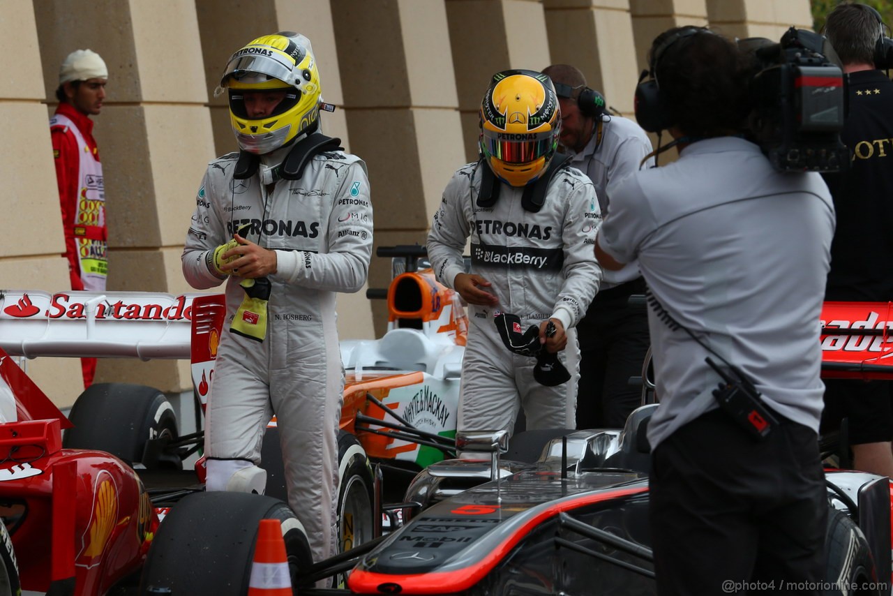 GP BAHRAIN, 20.04.2012- Qualifiche, Nico Rosberg (GER) Mercedes AMG F1 W04 e Lewis Hamilton (GBR) Mercedes AMG F1 W04 