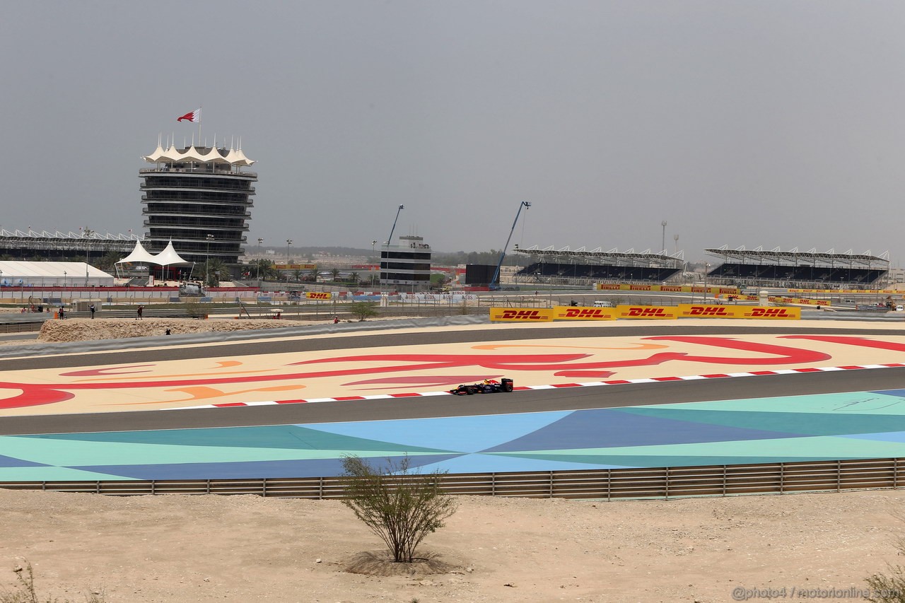 GP BAHRAIN, 19.04.2013- Prove Libere 1, Mark Webber (AUS) Red Bull Racing RB9 