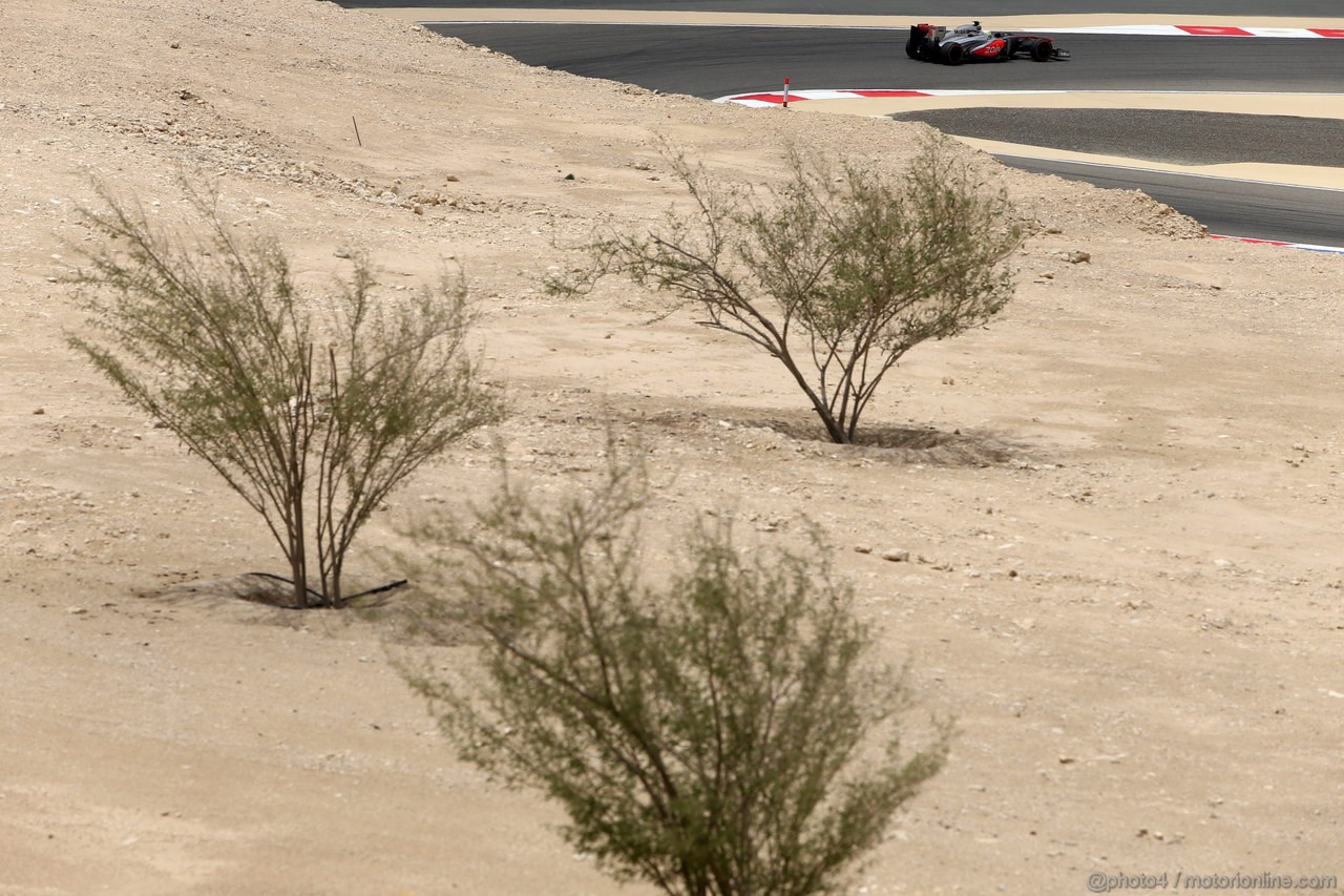GP BAHRAIN, 19.04.2013- Prove Libere 1, Sergio Perez (MEX) McLaren MP4-28 