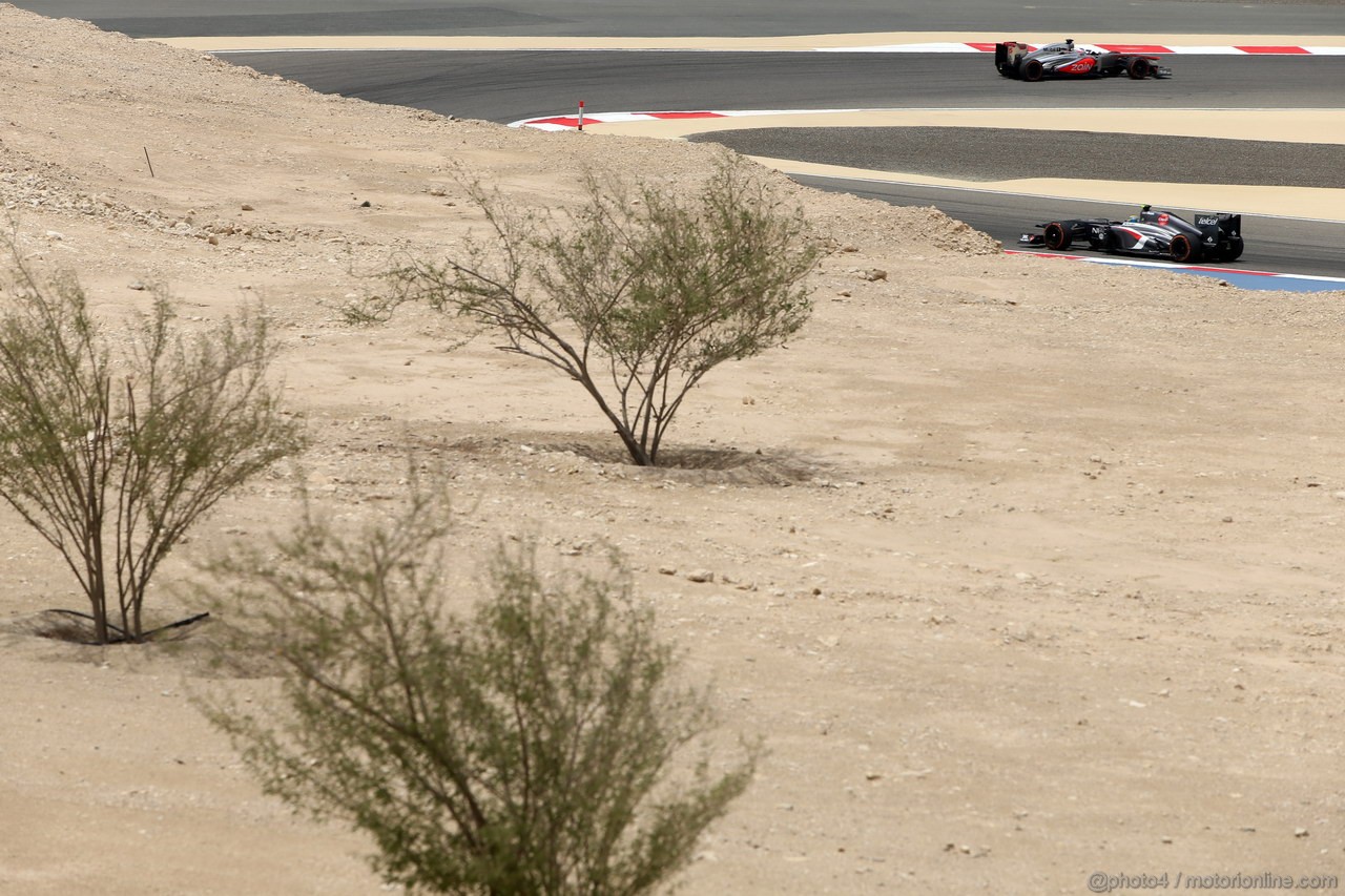 GP BAHRAIN, 19.04.2013- Prove Libere 1, Esteban Gutierrez (MEX), Sauber F1 Team C32 e Jenson Button (GBR) McLaren Mercedes MP4-28 