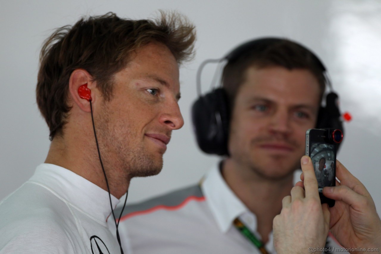 GP BAHRAIN, 19.04.2013- Prove Libere 1, Jenson Button (GBR) McLaren Mercedes MP4-28
