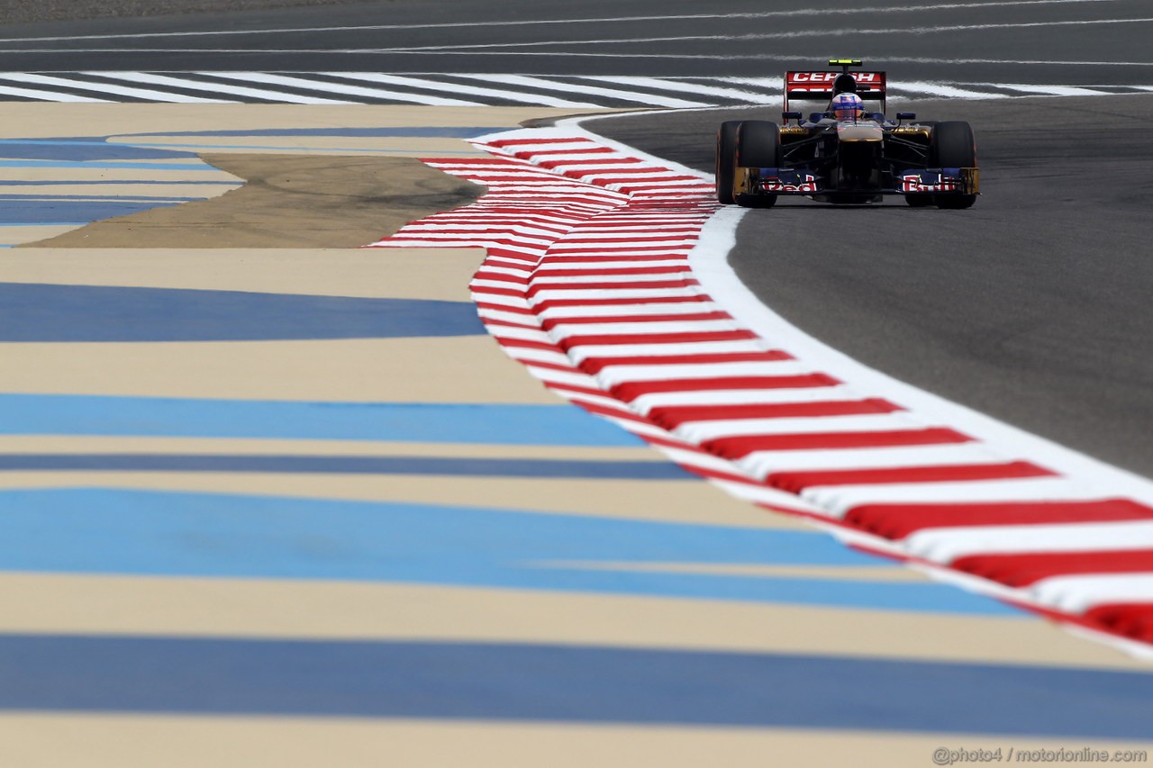 GP BAHRAIN, 19.04.2013- Prove Libere 1, Daniel Ricciardo (AUS) Scuderia Toro Rosso STR8 