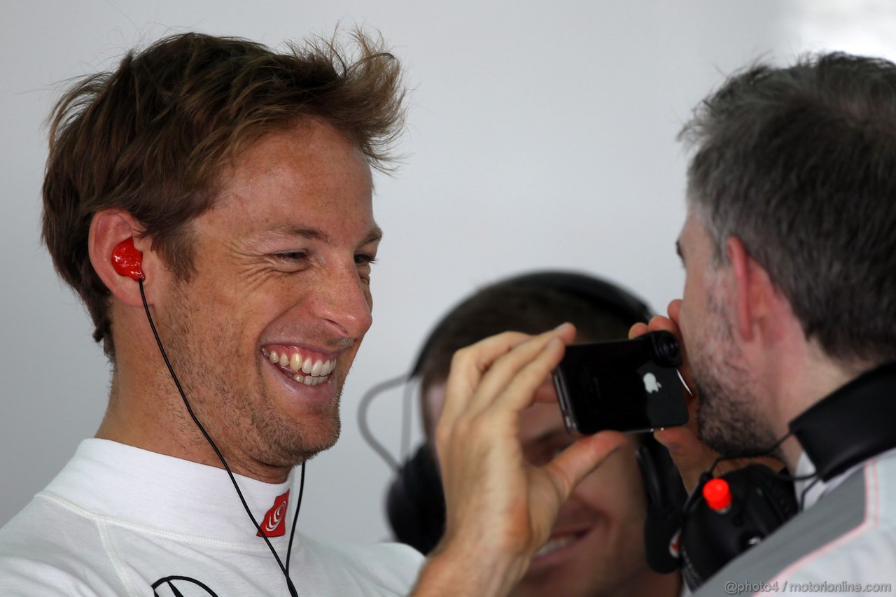 GP BAHRAIN, 19.04.2013- Prove Libere 1, Jenson Button (GBR) McLaren Mercedes MP4-28 