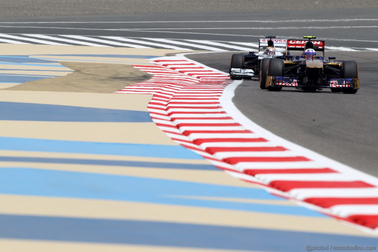 GP BAHRAIN, 19.04.2013- Prove Libere 1, Daniel Ricciardo (AUS) Scuderia Toro Rosso STR8 davanti a Pastor Maldonado (VEN) Williams F1 Team FW35 