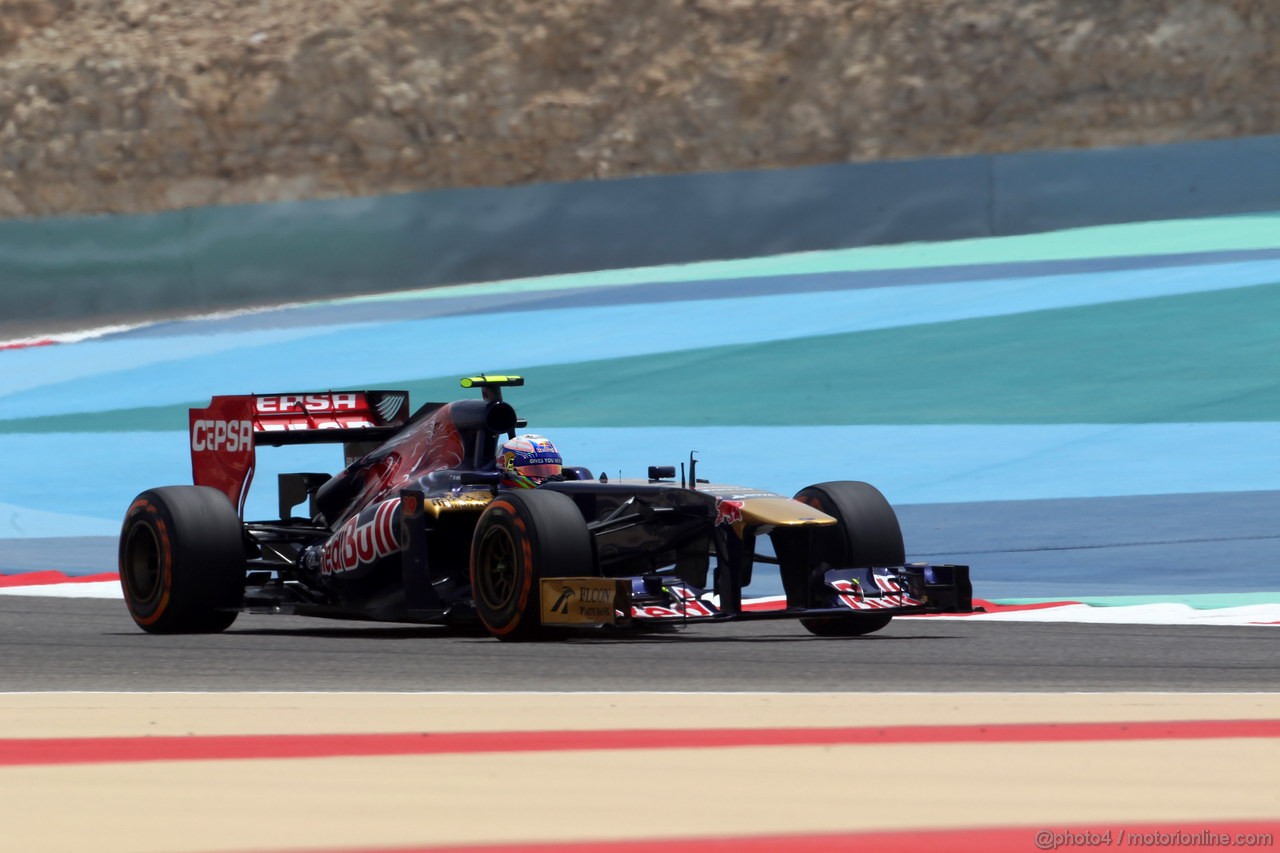 GP BAHRAIN, 19.04.2013- Prove Libere 1, Daniel Ricciardo (AUS) Scuderia Toro Rosso STR8 