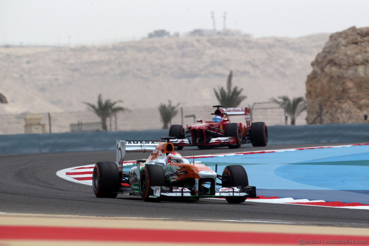 GP BAHRAIN, 19.04.2013- Prove Libere 1, Paul di Resta (GBR) Sahara Force India F1 Team VJM06 davanti a Fernando Alonso (ESP) Ferrari F138 