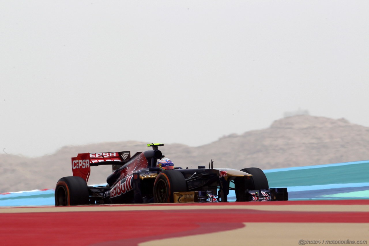 GP BAHRAIN, 19.04.2013- Prove Libere 1, Daniel Ricciardo (AUS) Scuderia Toro Rosso STR8 