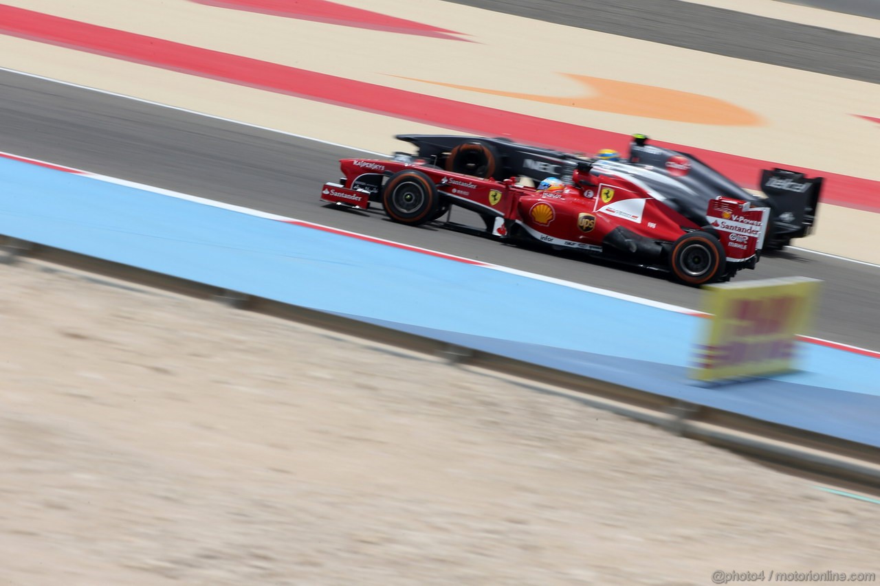 GP BAHRAIN, 19.04.2013- Prove Libere 1, Fernando Alonso (ESP) Ferrari F138 e Esteban Gutierrez (MEX), Sauber F1 Team C32 