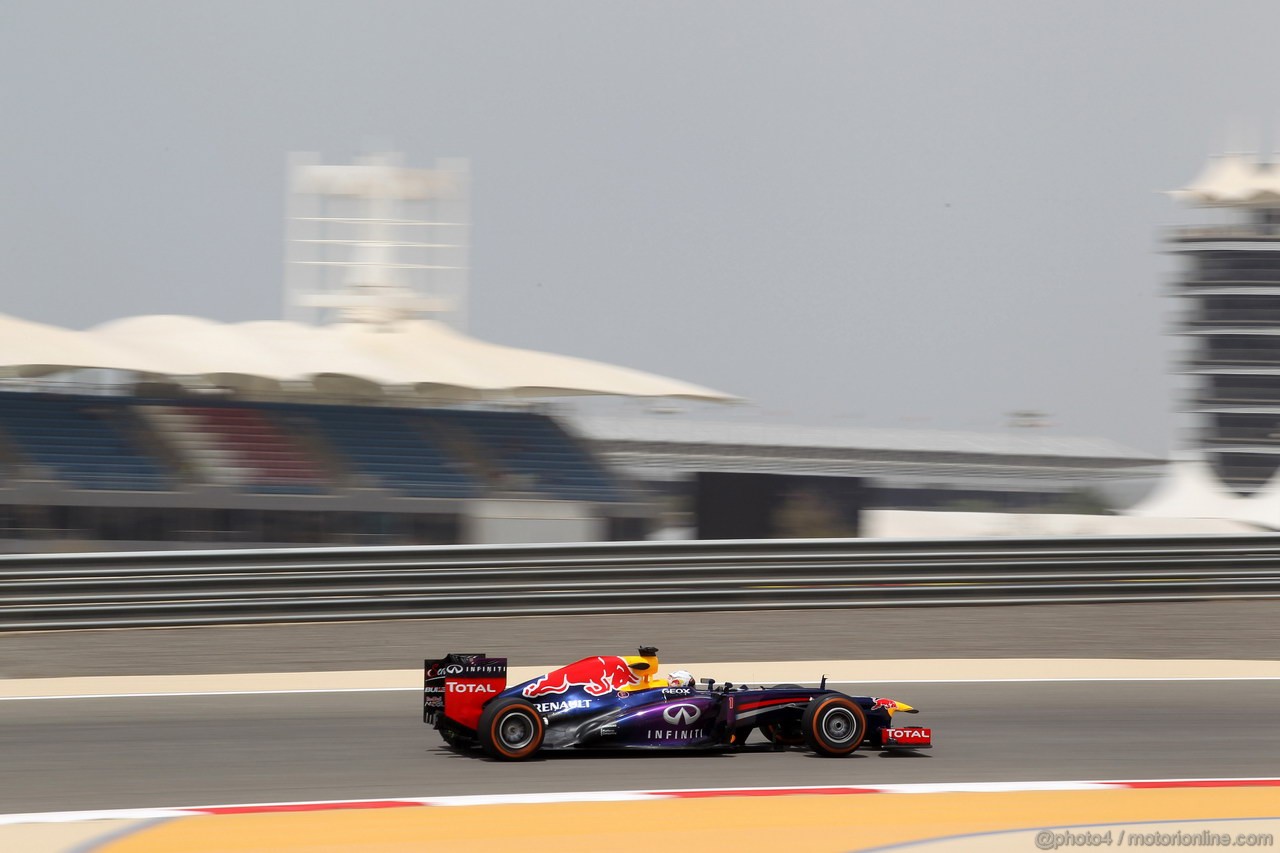 GP BAHRAIN, 19.04.2013- Prove Libere 1, Sebastian Vettel (GER) Red Bull Racing RB9 