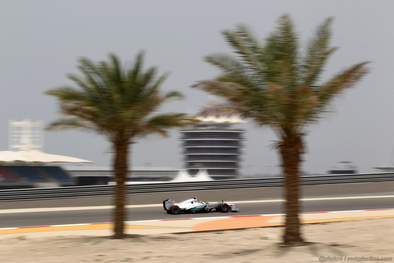 GP BAHRAIN, 19.04.2013- Prove Libere 1, Lewis Hamilton (GBR) Mercedes AMG F1 W04 