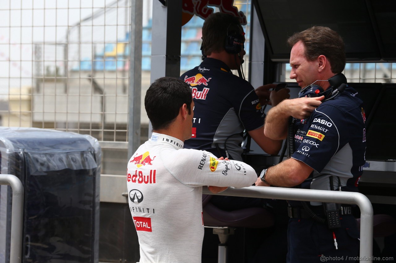 GP BAHRAIN, 19.04.2013- Prove Libere 1, Mark Webber (AUS) Red Bull Racing RB9 e Christian Horner (GBR), Red Bull Racing, Sporting Director 
