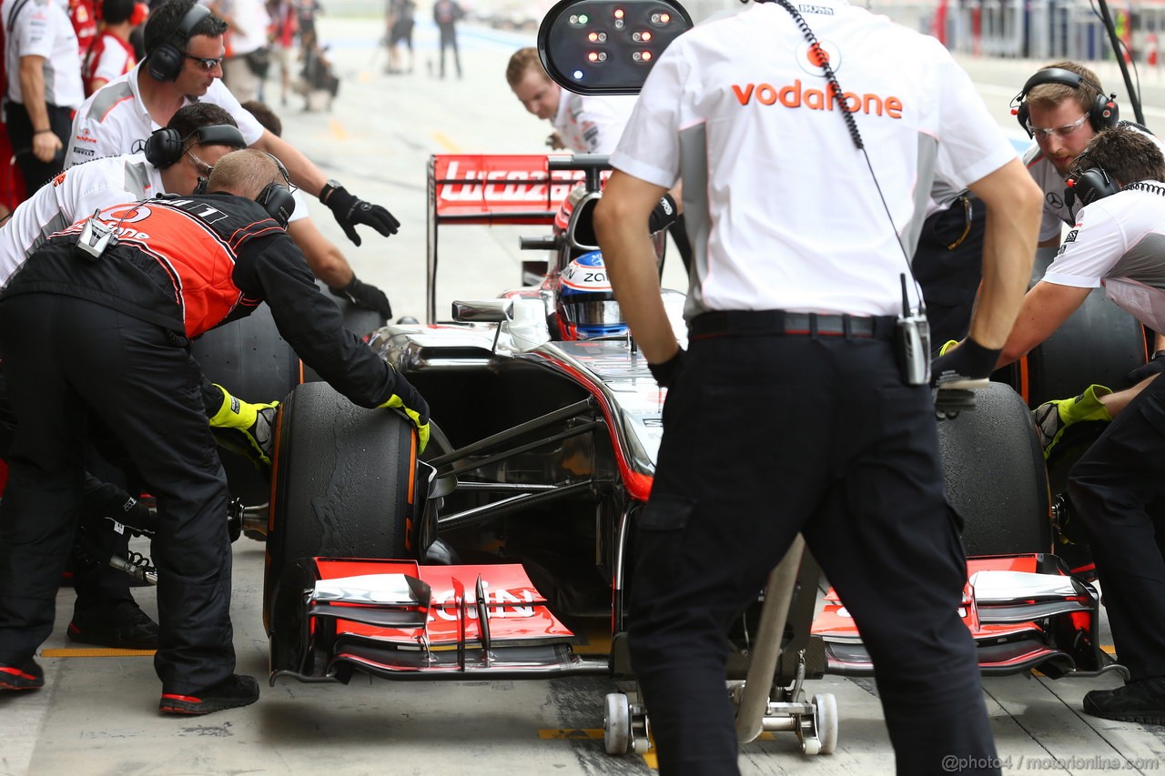 GP BAHRAIN, 19.04.2013- Prove Libere 1, Jenson Button (GBR) McLaren Mercedes MP4-28 