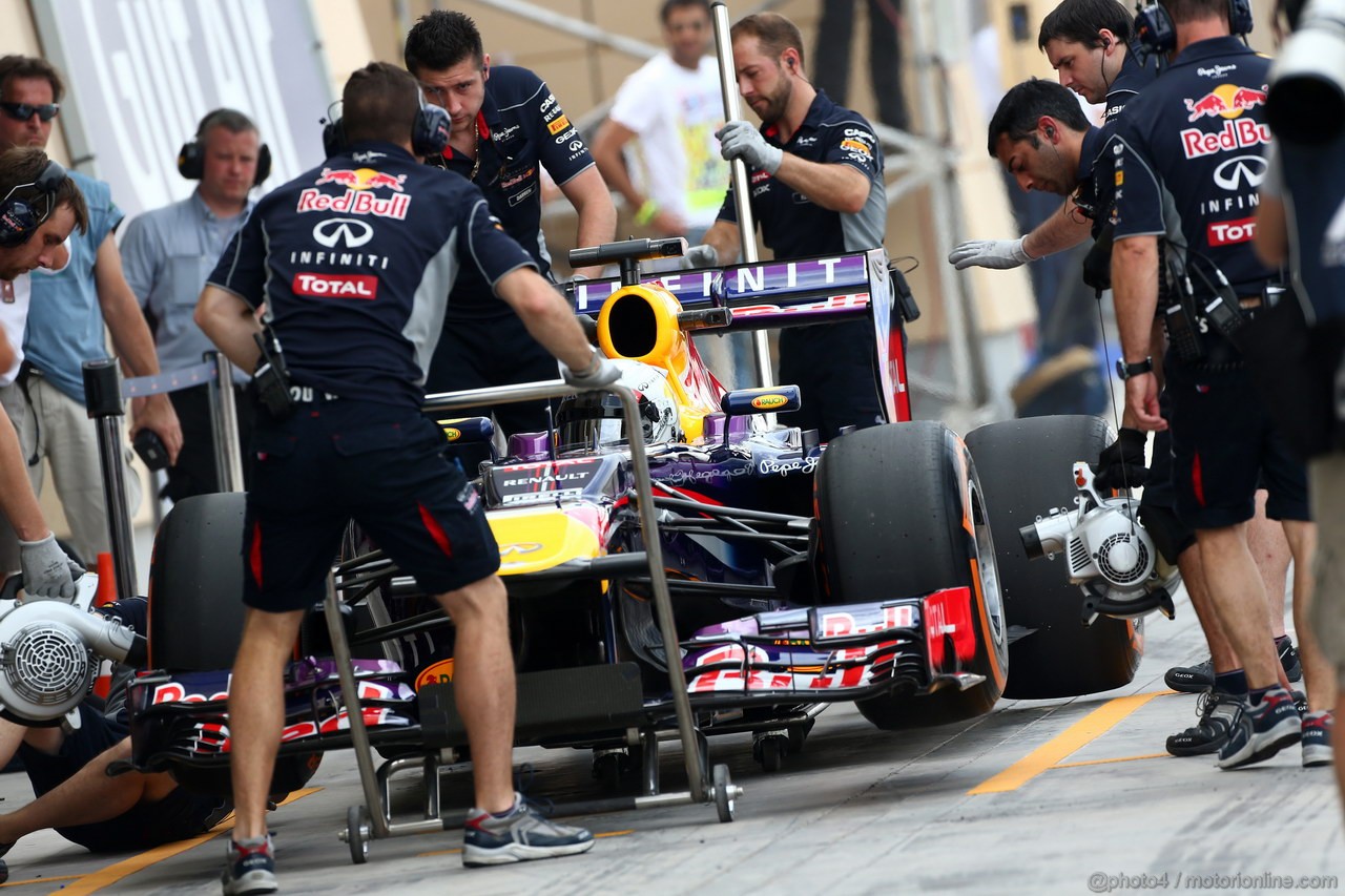 GP BAHRAIN, 19.04.2013- Prove Libere 1, Sebastian Vettel (GER) Red Bull Racing RB9 