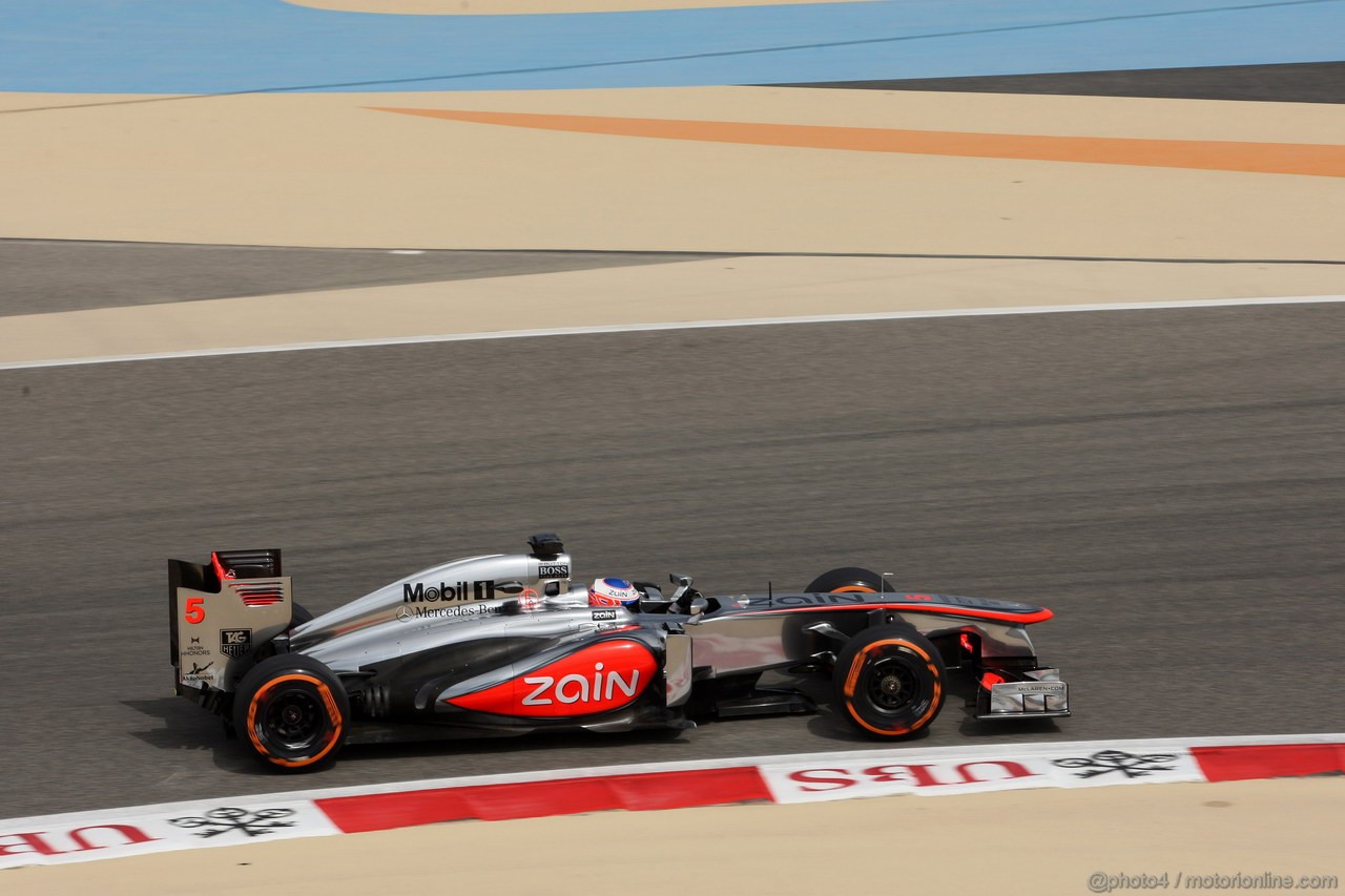 GP BAHRAIN, 19.04.2013- Prove Libere 2, Jenson Button (GBR) McLaren Mercedes MP4-28 