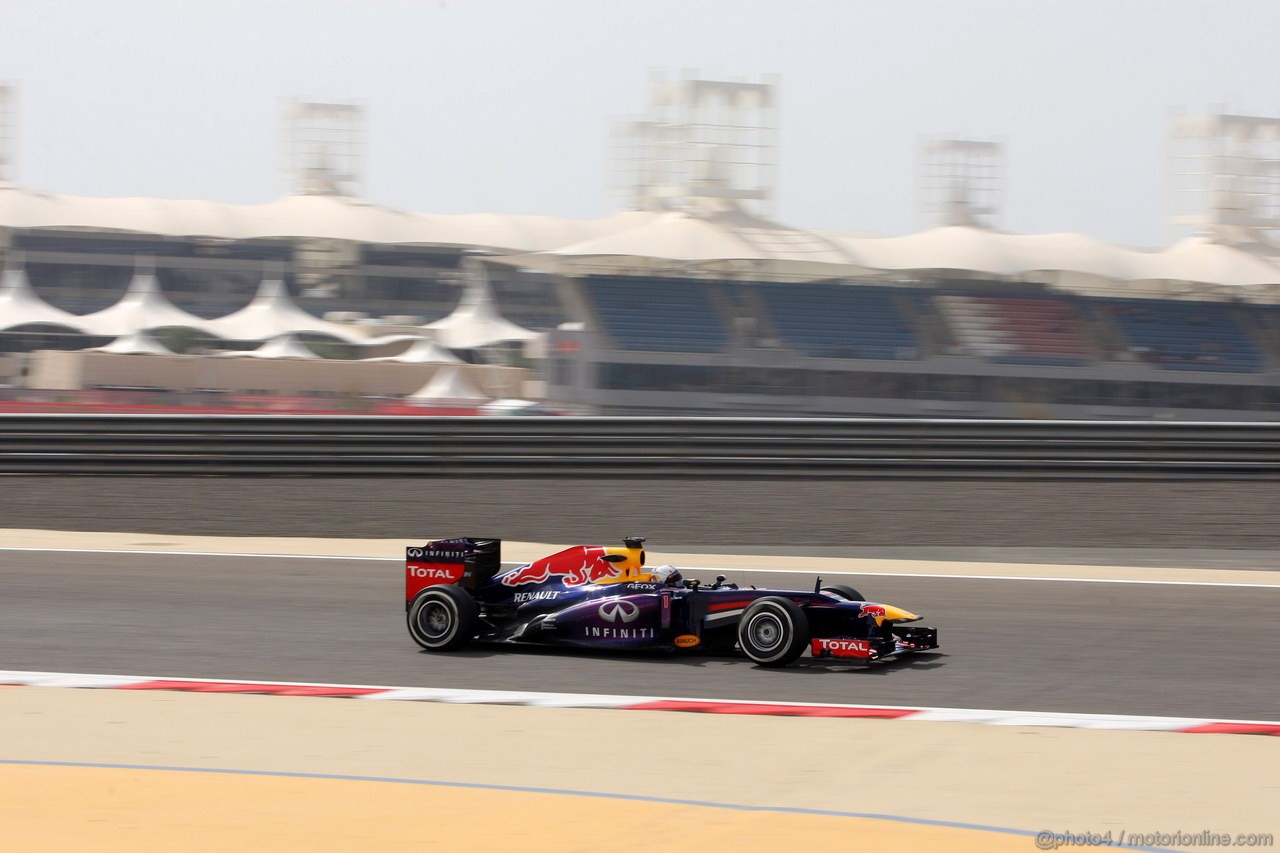 GP BAHRAIN, 19.04.2013- Prove Libere 2, Sebastian Vettel (GER) Red Bull Racing RB9 