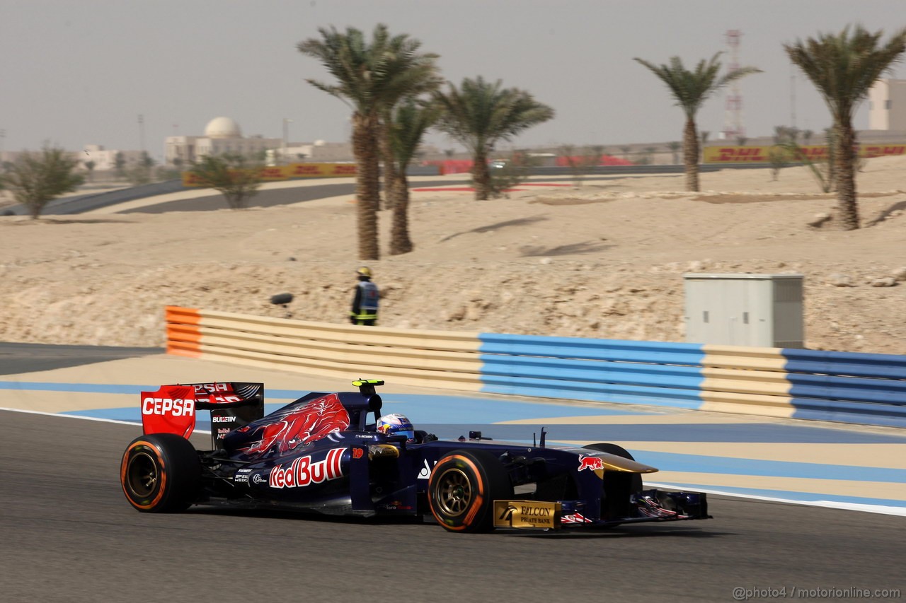 GP BAHRAIN, 19.04.2013- Prove Libere 2, Daniel Ricciardo (AUS) Scuderia Toro Rosso STR8 