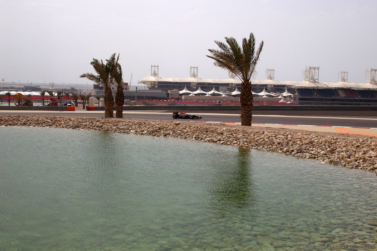 GP BAHRAIN, 19.04.2013- Prove Libere 2, Sebastian Vettel (GER) Red Bull Racing RB9 