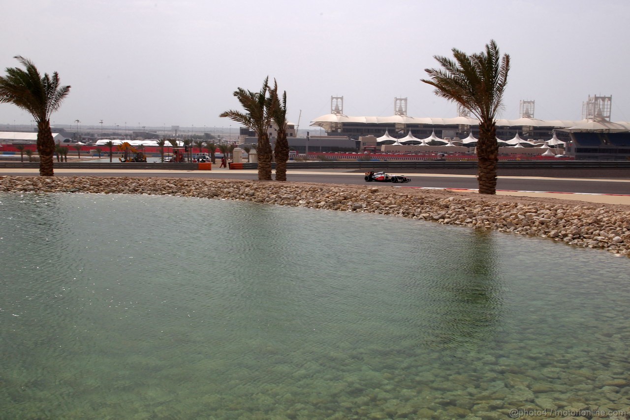 GP BAHRAIN, 19.04.2013- Prove Libere 2, Sergio Perez (MEX) McLaren MP4-28 