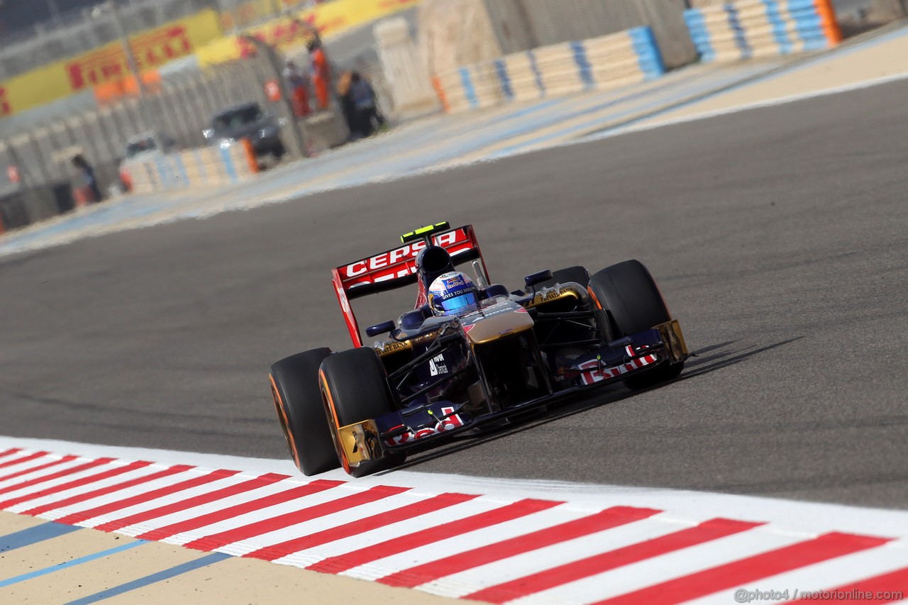 GP BAHRAIN, 19.04.2013- Prove Libere 2, Daniel Ricciardo (AUS) Scuderia Toro Rosso STR8 