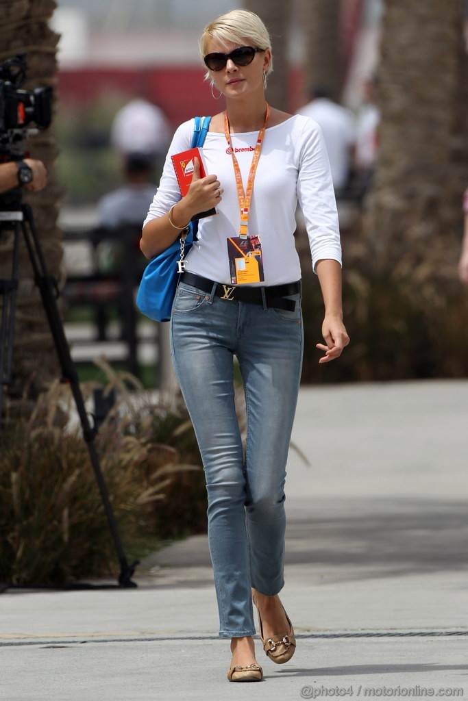 GP BAHRAIN, 19.04.2013- Prove Libere 2, Ragazza in the paddock 