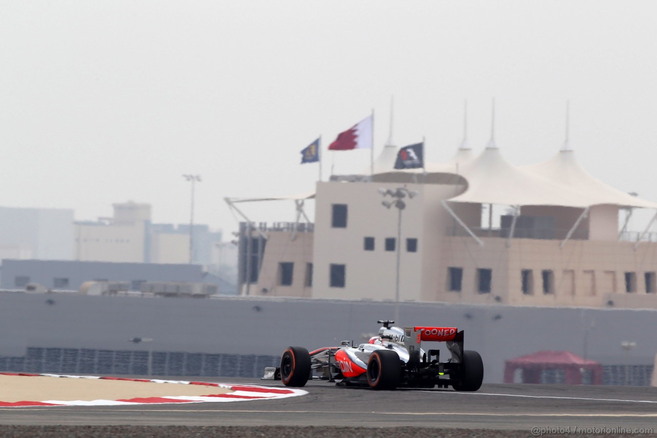 GP BAHRAIN, 19.04.2013- Prove Libere 2, Jenson Button (GBR) McLaren Mercedes MP4-28 
