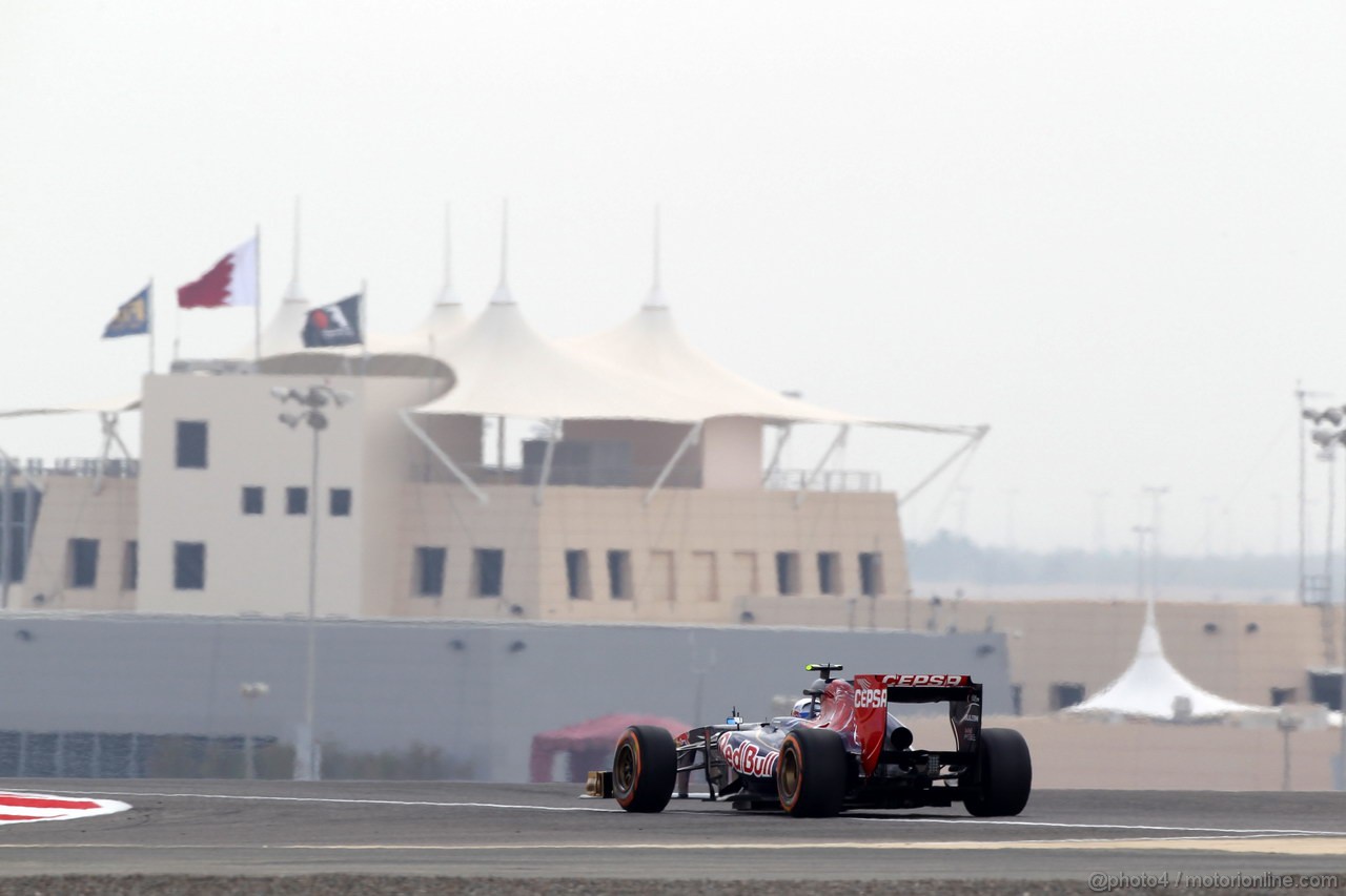 GP BAHRAIN, 19.04.2013- Prove Libere 2, Daniel Ricciardo (AUS) Scuderia Toro Rosso STR8 