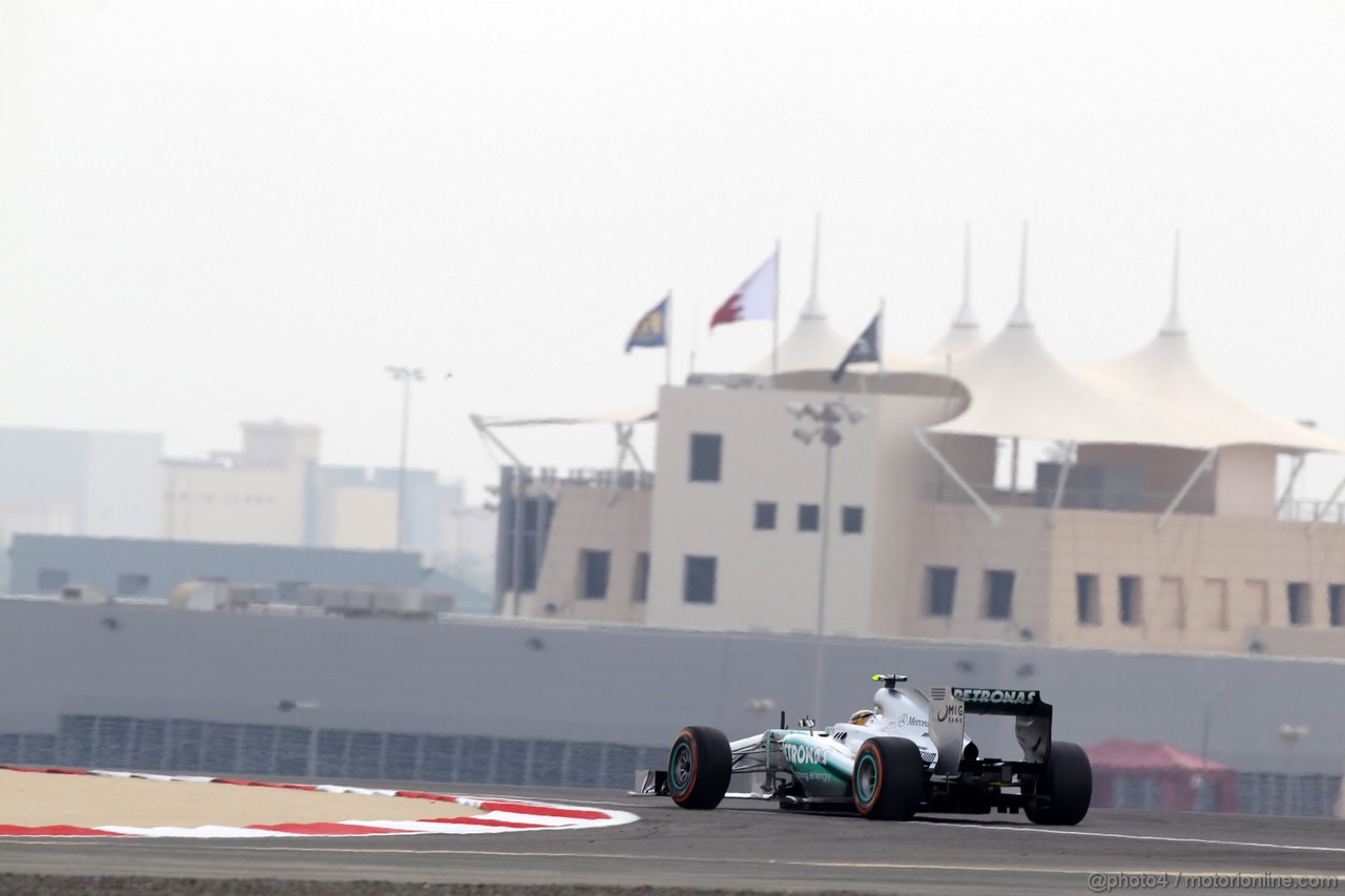 GP BAHRAIN, 19.04.2013- Prove Libere 2, Lewis Hamilton (GBR) Mercedes AMG F1 W04 