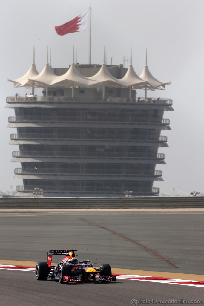 GP BAHRAIN, 19.04.2013- Prove Libere 2, Sebastian Vettel (GER) Red Bull Racing RB9 