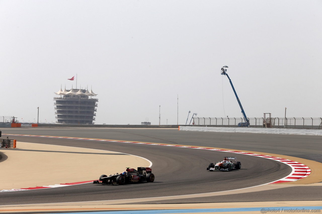 GP BAHRAIN, 19.04.2013- Prove Libere 2, Romain Grosjean (FRA) Lotus F1 Team E21 davanti a Paul di Resta (GBR) Sahara Force India F1 Team VJM06 