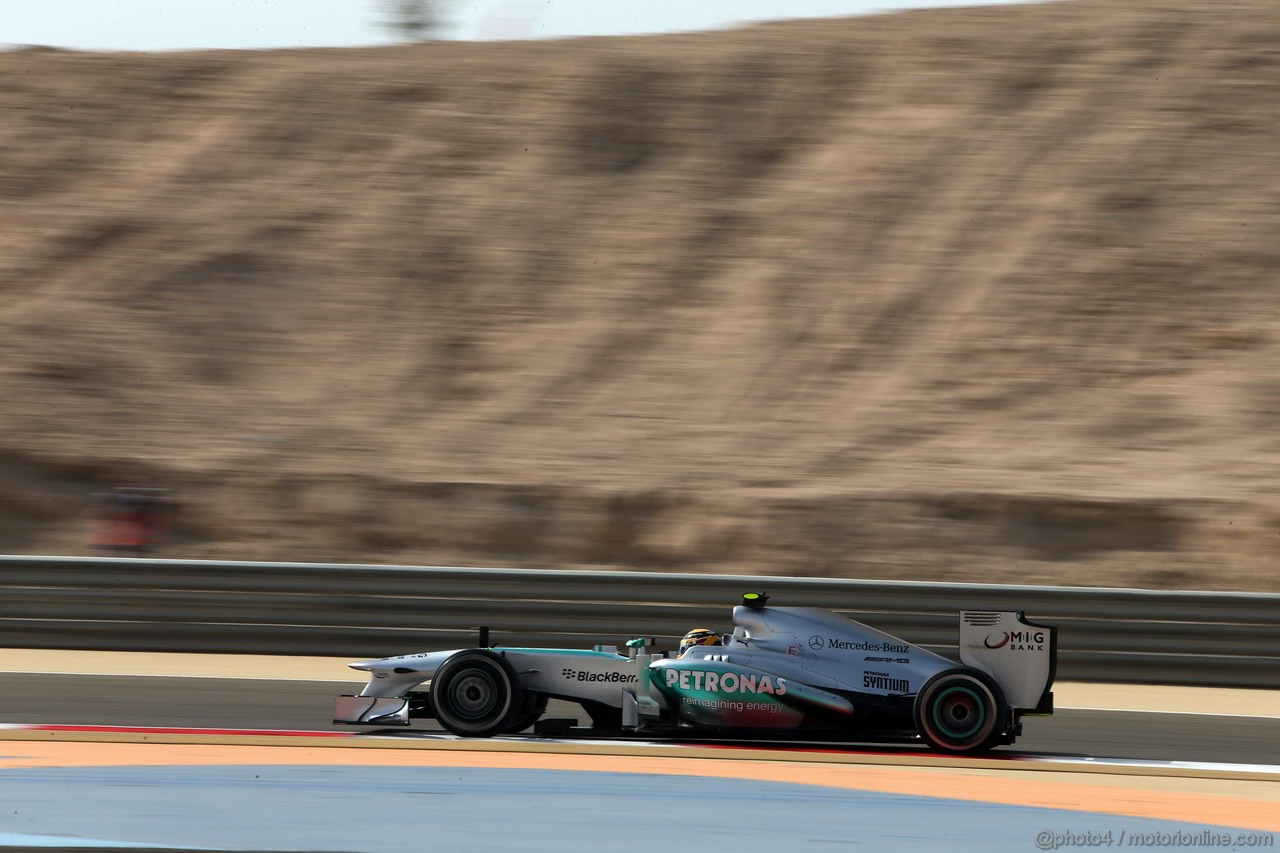 GP BAHRAIN, 19.04.2013- Prove Libere 2, Lewis Hamilton (GBR) Mercedes AMG F1 W04 