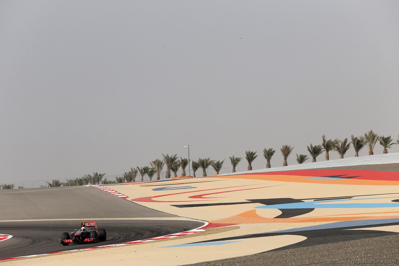 GP BAHRAIN, 19.04.2013- Prove Libere 2, Sergio Perez (MEX) McLaren MP4-28 