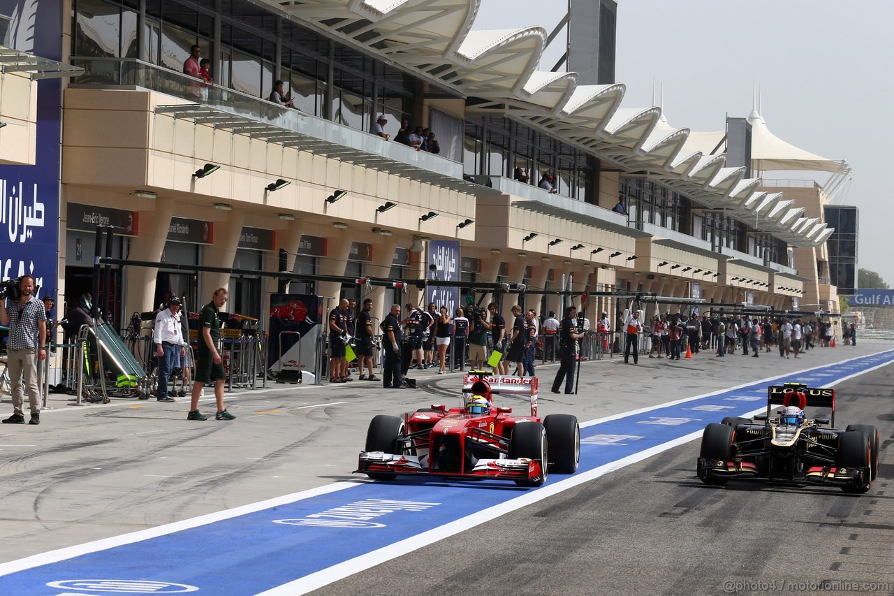 GP BAHRAIN, 19.04.2013- Prove Libere 2, Felipe Massa (BRA) Ferrari F138 e Romain Grosjean (FRA) Lotus F1 Team E21 