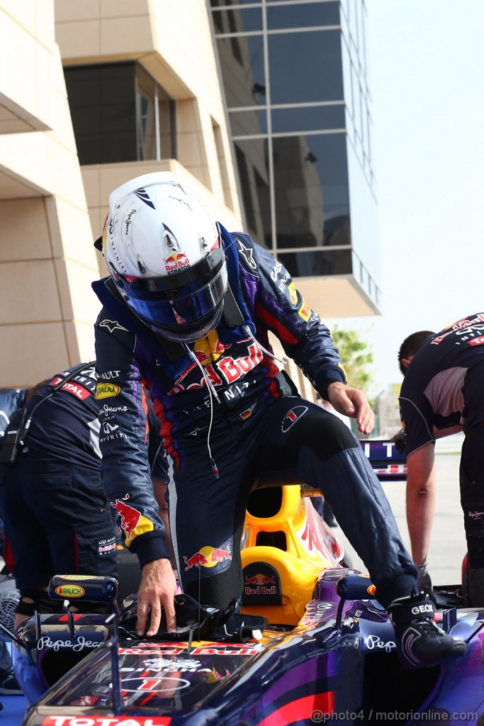 GP BAHRAIN, 19.04.2013- Prove Libere 2, Sebastian Vettel (GER) Red Bull Racing RB9 