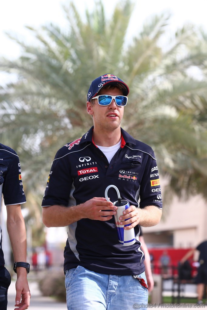 GP BAHRAIN, 19.04.2013- Prove Libere 2, Sebastian Vettel (GER) Red Bull Racing RB9 