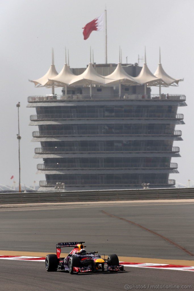 GP BAHRAIN, 19.04.2013- Prove Libere 2, Sebastian Vettel (GER) Red Bull Racing RB9 
